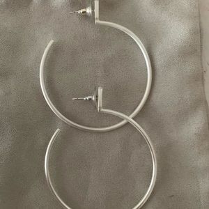 Kendra Scott Pepper Hoop Earrings in Bright Silver